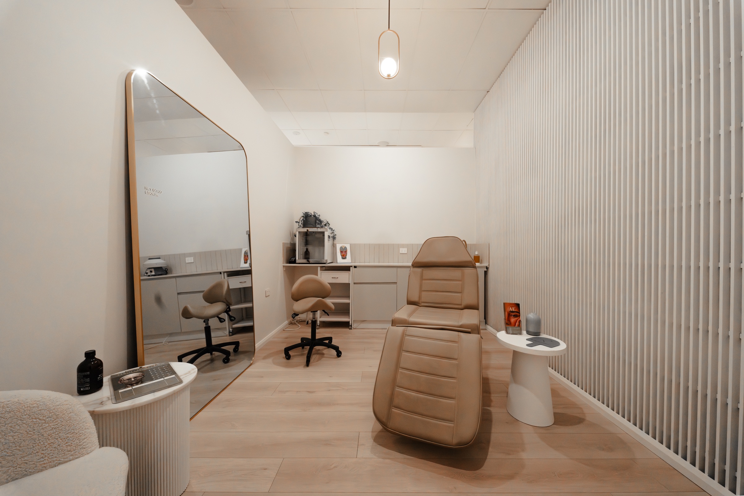 Cosmetic treatment suite